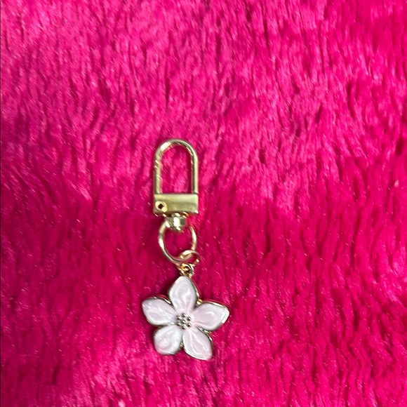 Elegant Gold and White Flower Keychain - Picture 1 of 3